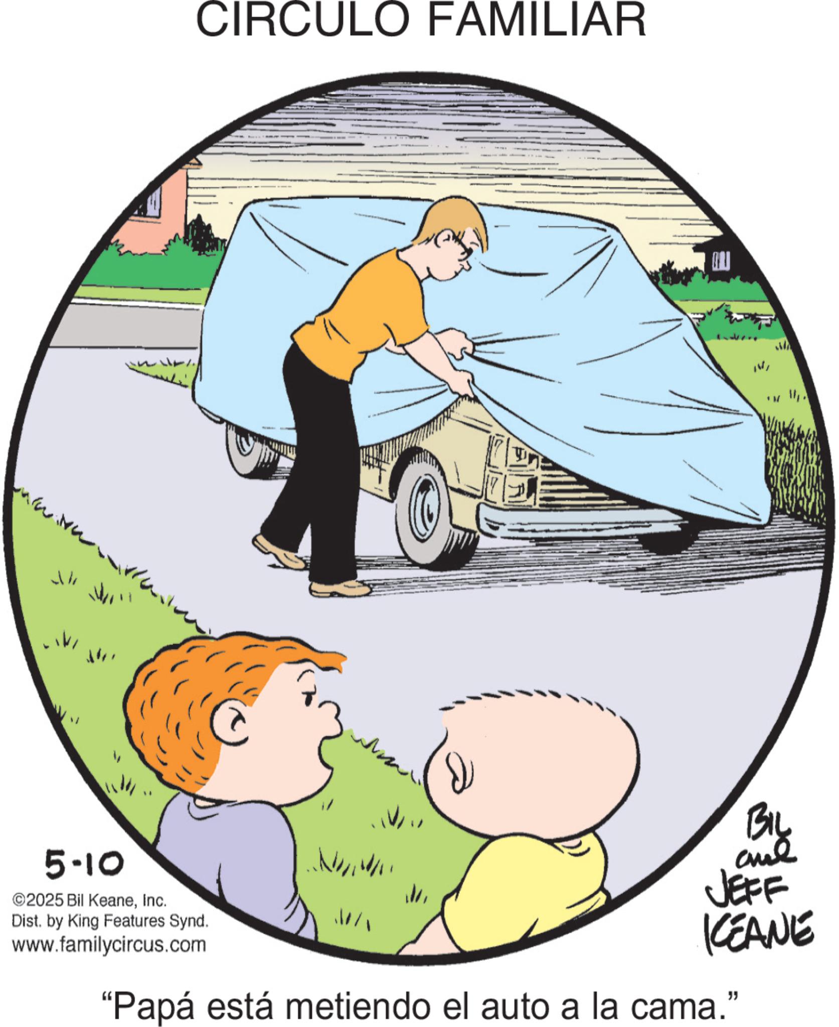 Animated cartoon OCR: W CIRCULO FAMILIAR C 5-10 ©2025 Bil KeaneInc. v1/1 Dist. by King Features Synd. www.familycircus.com BIL aul JEFF KCEANE "Papá está metiendo el auto a la cama." W CIRCULO FAMILIAR C 5-10 © 2025 Bil KeaneInc. v1 / 1 Dist . by King Features Synd . www.familycircus.com BIL aul JEFF KCEANE " Papá está metiendo el auto a la cama . "