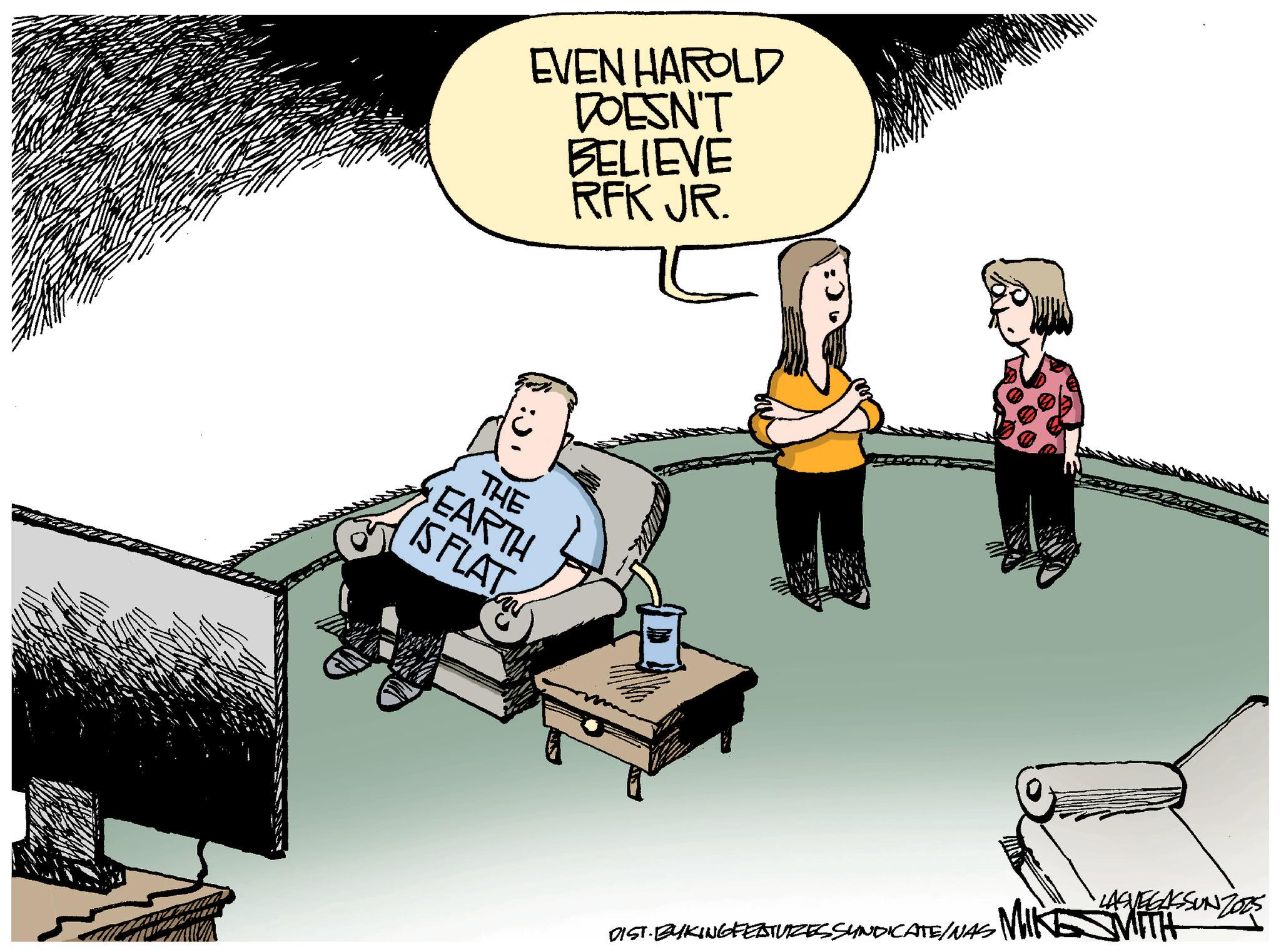 Photo caption OCR: EVEN HAROLD DOESN'T BELIEVE RFK JR. THE EARTH IS FLAT •LASVEGASSUNZORS DIST.BYKING FEATURES SYNDICATE/WAS MIKE WITH EVEN HAROLD DOESN'T BELIEVE RFK JR . THE EARTH IS FLAT • LASVEGASSUNZORS DIST.BYKING FEATURES SYNDICATE / WAS MIKE WITH